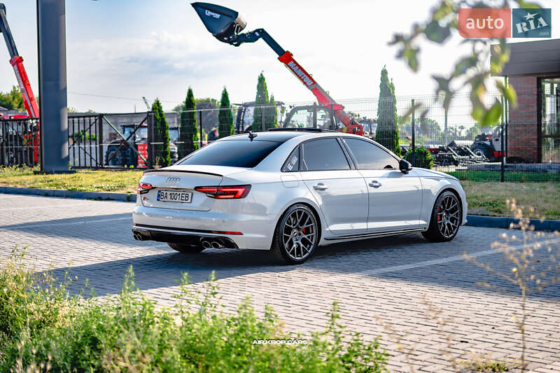 Седан Audi S4 2018 в Киеве