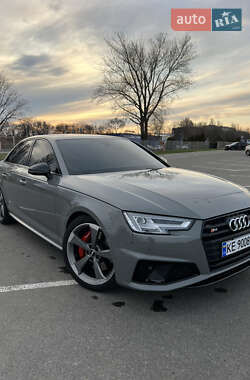 Седан Audi S4 2018 в 