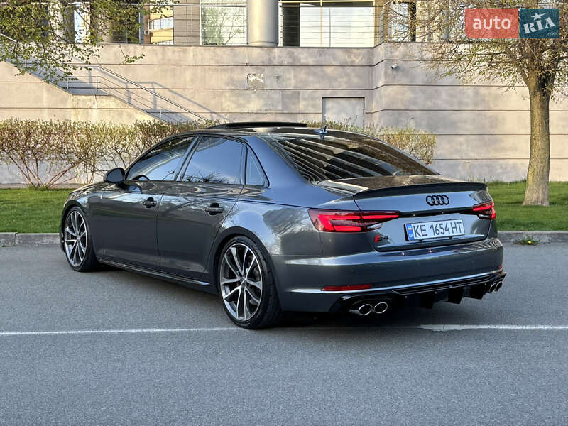 Седан Audi S4 2017 в Киеве