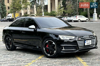 Седан Audi S4 2018 в 