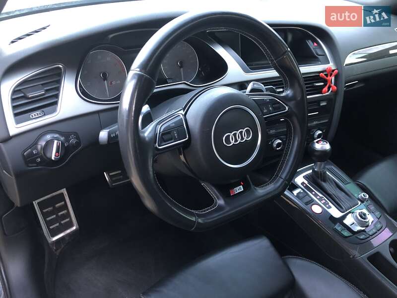 Седан Audi S4 2014 в Стрию