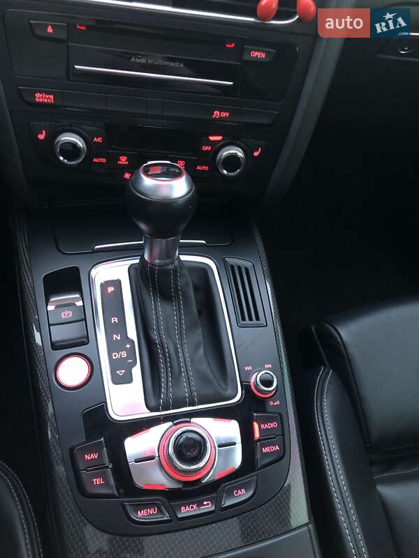 Седан Audi S4 2014 в Стрию