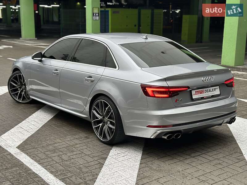 Седан Audi S4 2018 в Киеве
