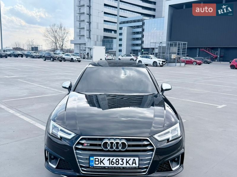Седан Audi S4 2018 в Киеве
