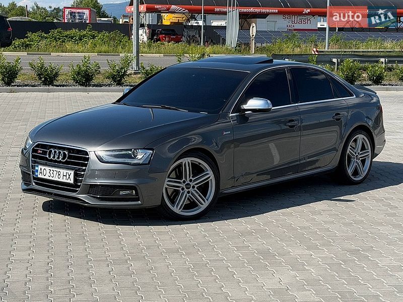 Седан Audi S4 2015 в Ужгороді