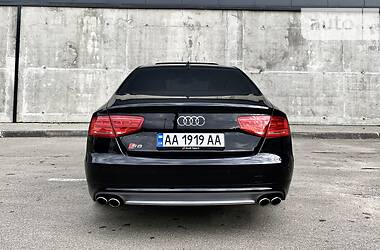 Седан Audi S8 2013 в 