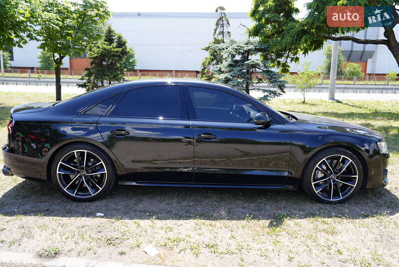 Седан Audi S8 2017 в 