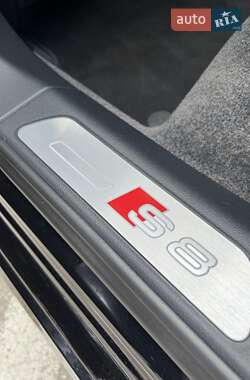 Седан Audi S8 2012 в 