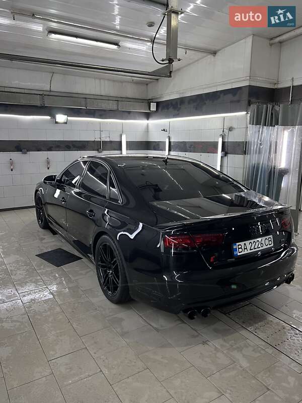 Седан Audi S8 2012 в Києві