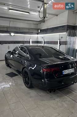 Седан Audi S8 2012 в 