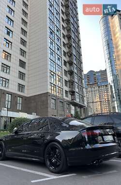 Седан Audi S8 2012 в 