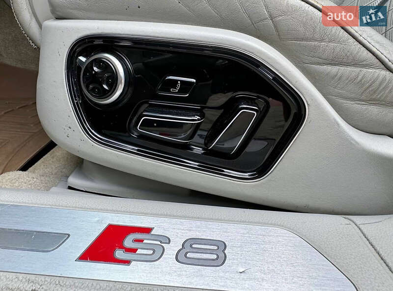 Седан Audi S8 2012 в Чернигове