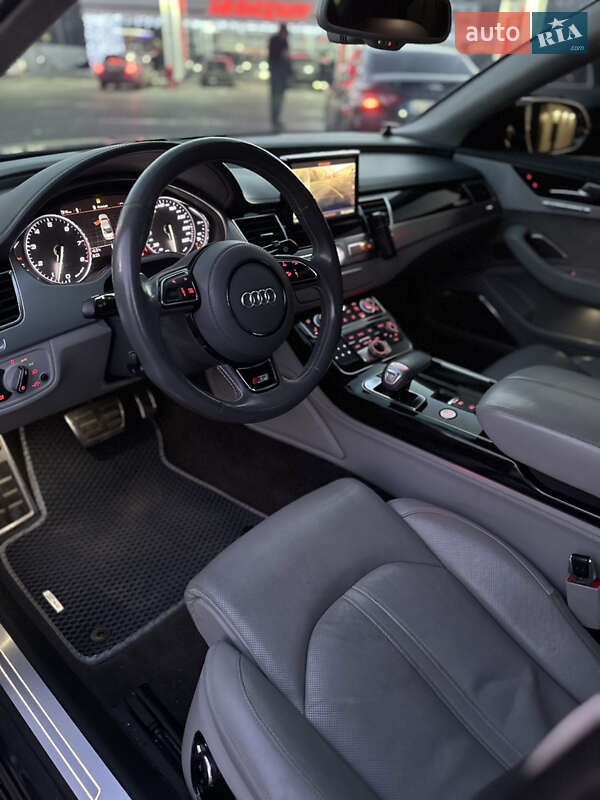 Седан Audi S8 2012 в Кривом Роге