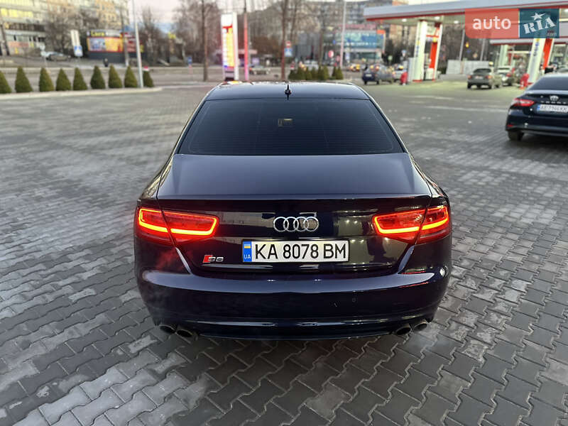 Седан Audi S8 2012 в Кривом Роге