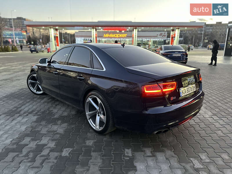 Седан Audi S8 2012 в Кривом Роге