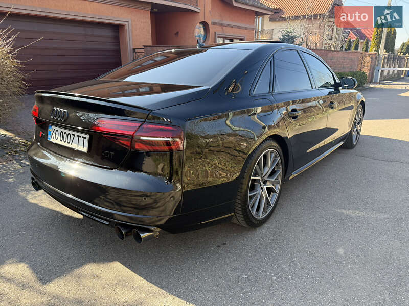 Седан Audi S8 2017 в Ужгороде