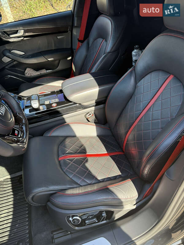 Седан Audi S8 2017 в Ужгороде