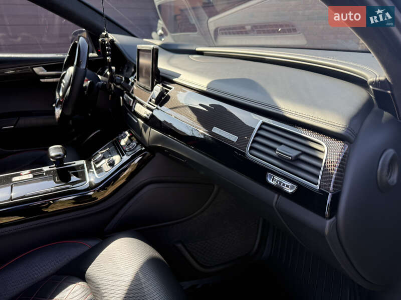 Седан Audi S8 2017 в Ужгороде