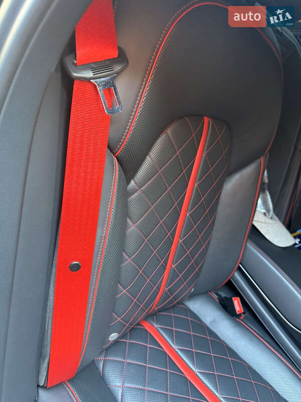 Седан Audi S8 2017 в Ужгороде