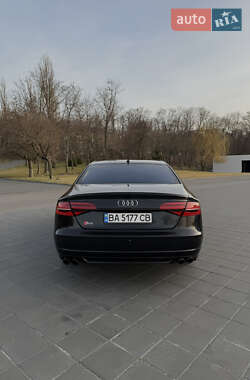 Седан Audi S8 2012 в Кременчуці