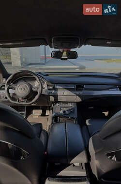 Седан Audi S8 2012 в Кременчуці