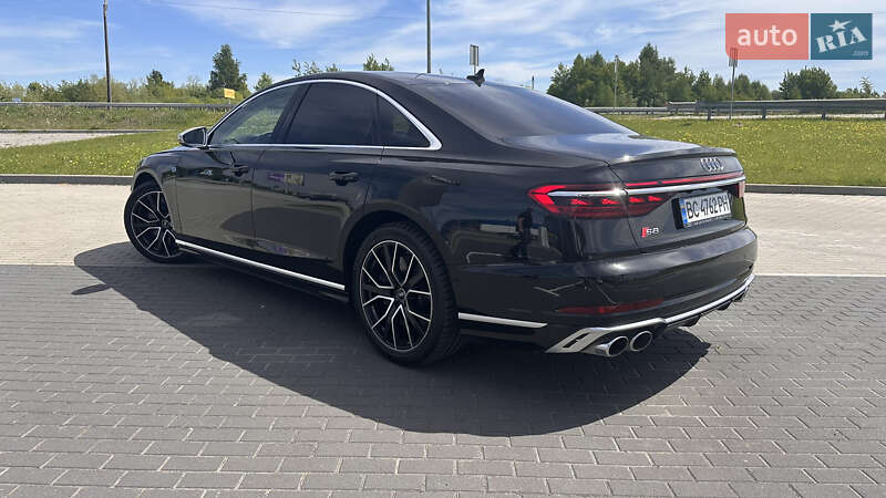 Седан Audi S8 2022 в Львове
