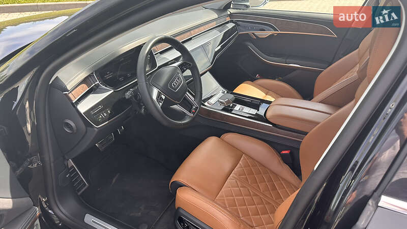 Седан Audi S8 2022 в Львове