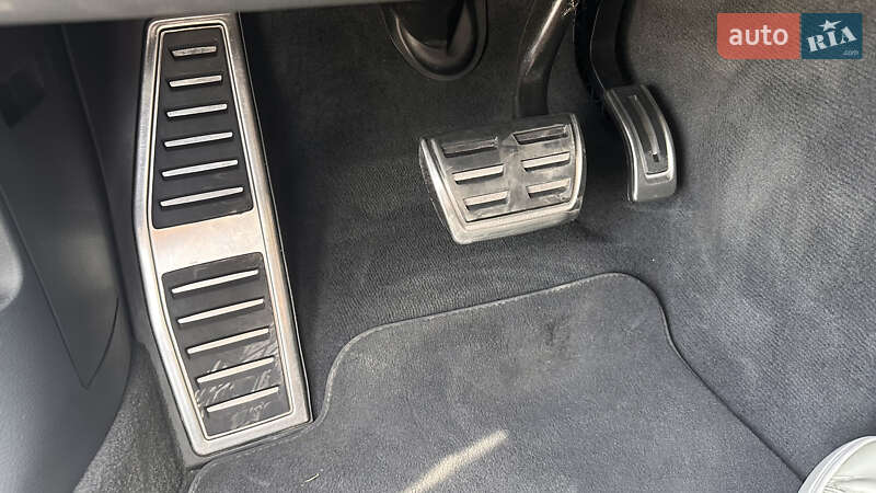 Седан Audi S8 2022 в Львове