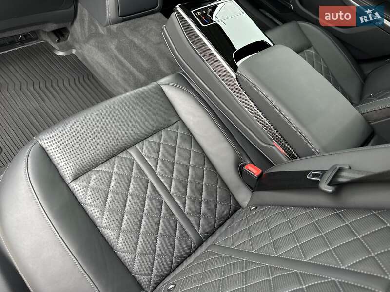 Седан Audi S8 2022 в Киеве
