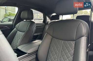 Седан Audi S8 2025 в 