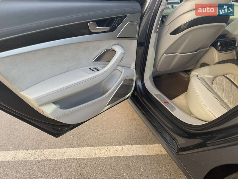 Седан Audi S8 2012 в Чернигове