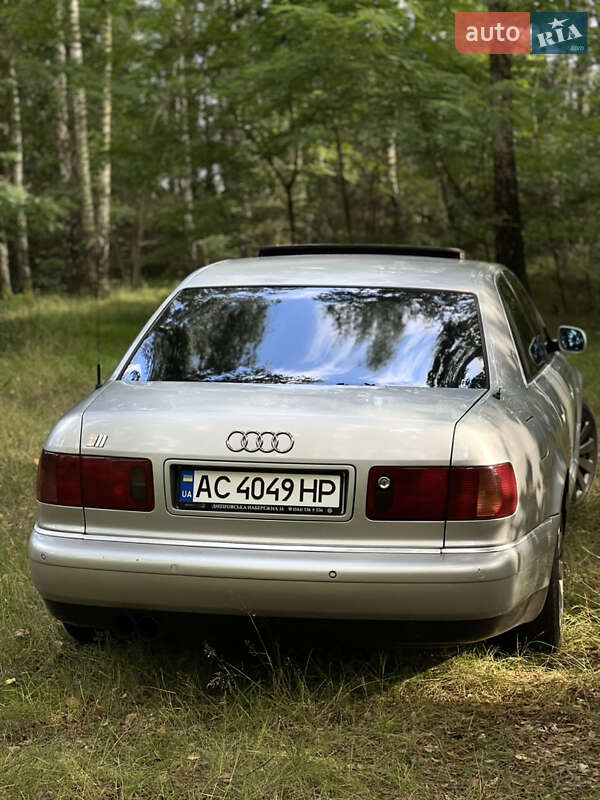 Седан Audi S8 1998 в Володимирі