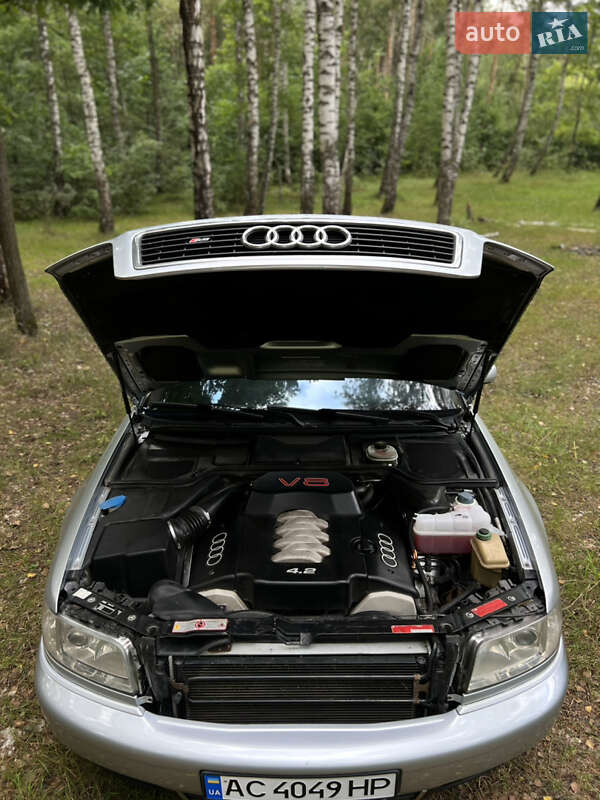 Седан Audi S8 1998 в Володимирі