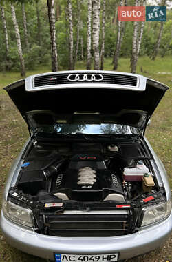 Седан Audi S8 1998 в 