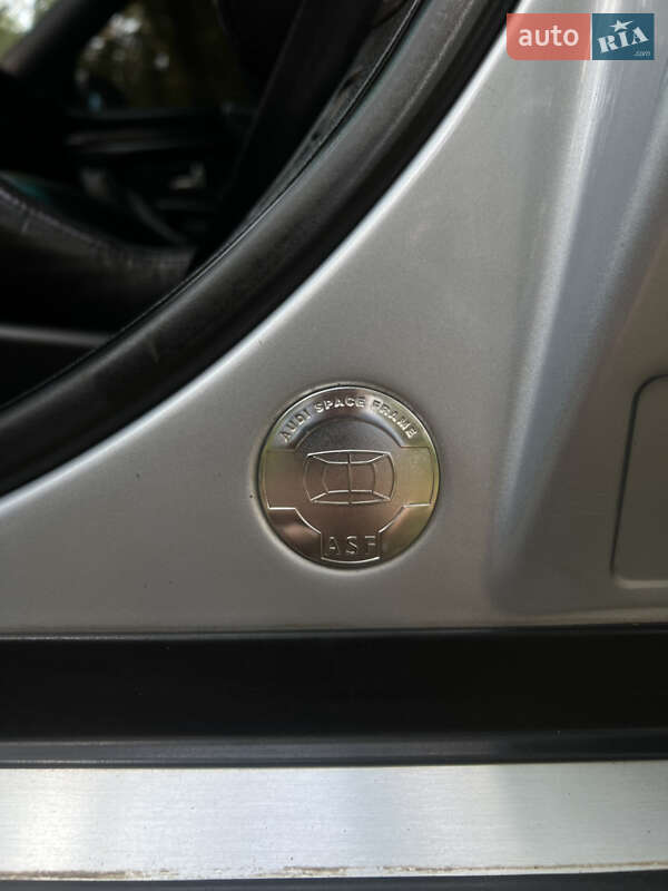 Седан Audi S8 1998 в Володимирі