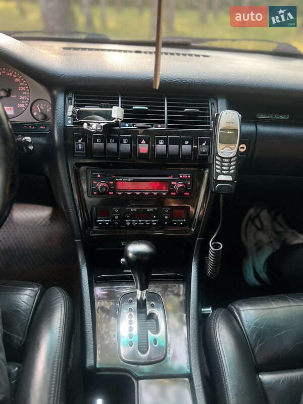 Седан Audi S8 1998 в Володимирі
