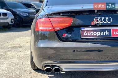 Седан Audi S8 2013 в 