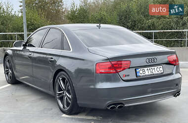 Седан Audi S8 2012 в 