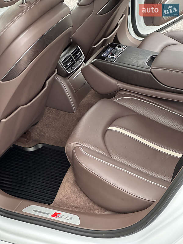 Седан Audi S8 2014 в Вінниці