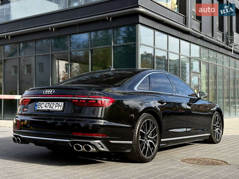 Седан Audi S8 2022 в Львове