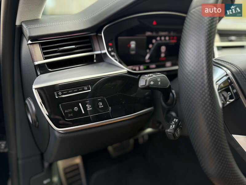 Седан Audi S8 2022 в Львове