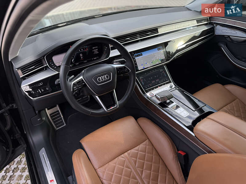 Седан Audi S8 2022 в Львове