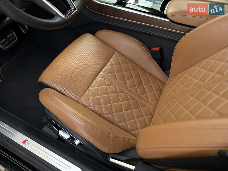 Седан Audi S8 2022 в Львове