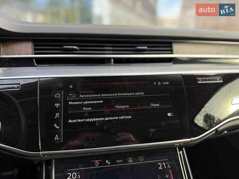 Седан Audi S8 2022 в Львове