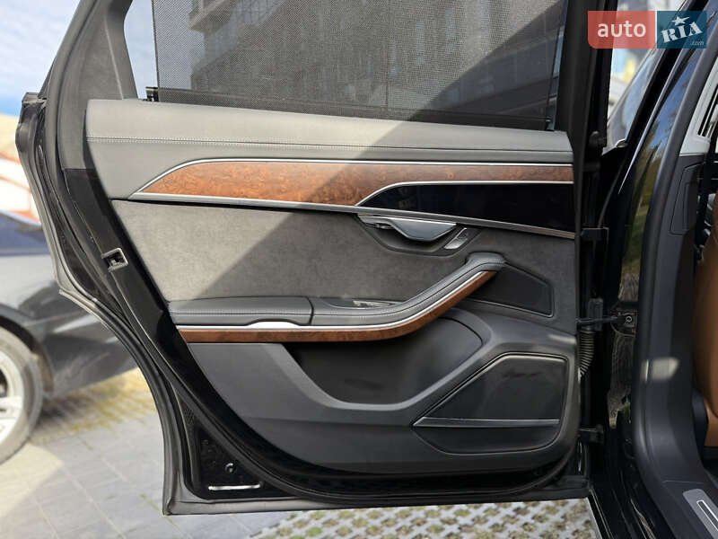 Седан Audi S8 2022 в Львове