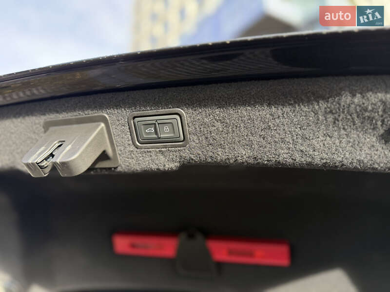 Седан Audi S8 2022 в Львове