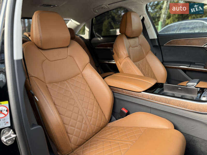 Седан Audi S8 2022 в Львове