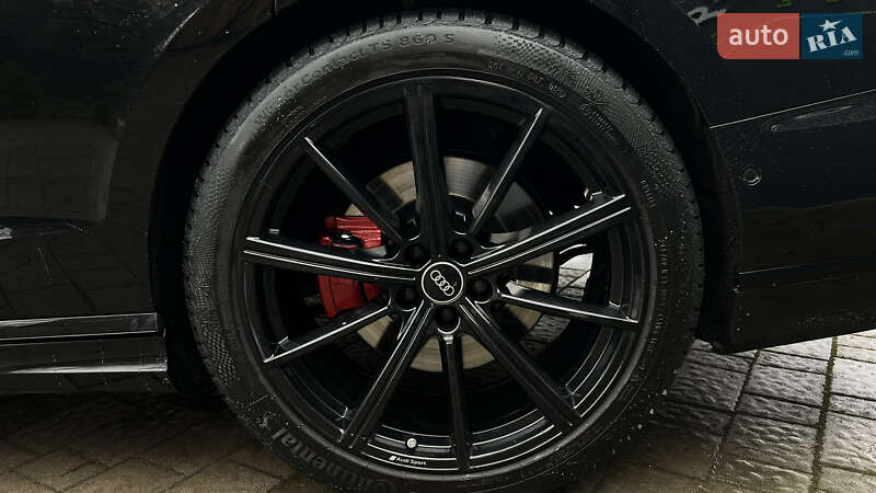 Седан Audi S8 2023 в Львові