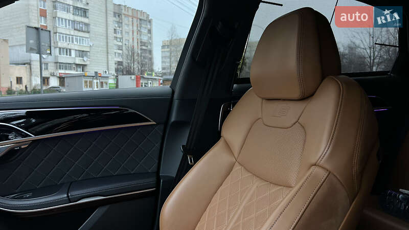 Седан Audi S8 2023 в Львові