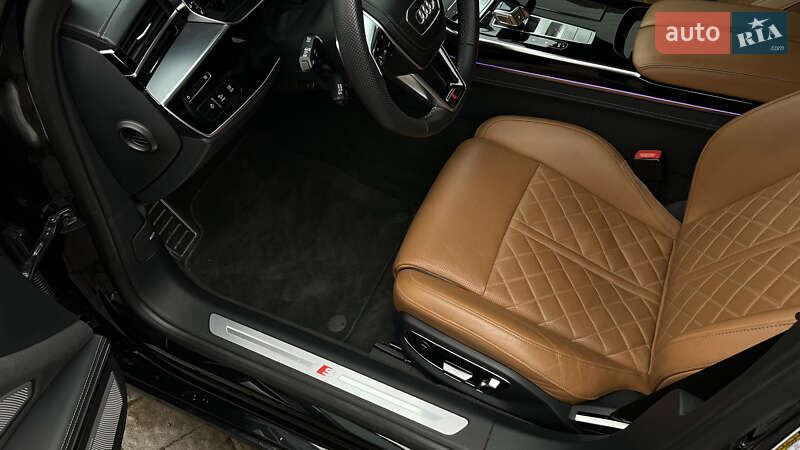 Седан Audi S8 2023 в Львові